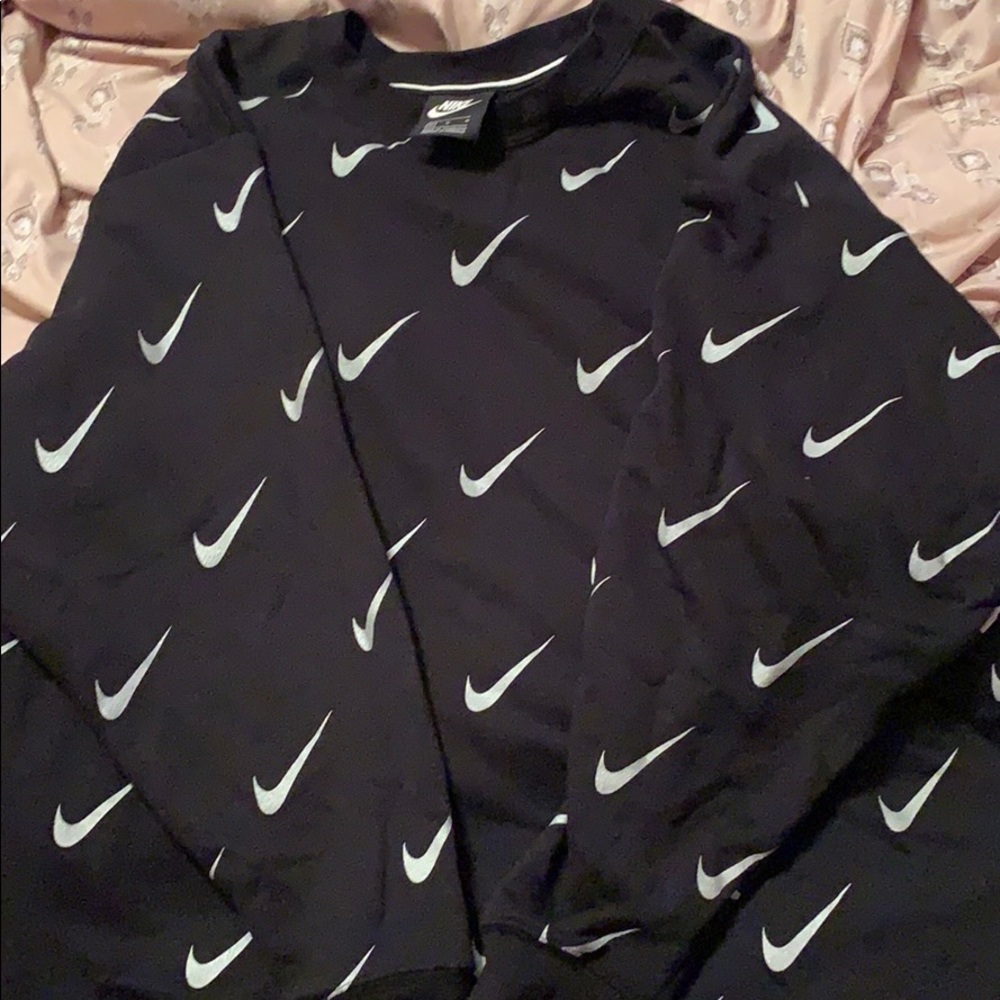 I’m selling a Nike sweatshirt